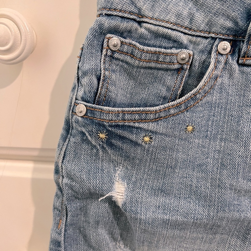 High rise jeans shorts with flower embroider in detail
